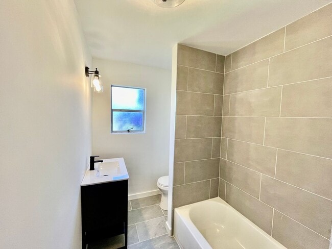 Building Photo - Newly Renovated Seattle 3bed 2bath Home