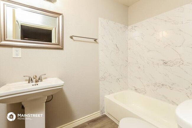 Building Photo - 450 Millwood Ln, San Antonio, TX 78216