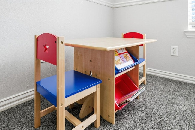 Building Photo - 2008 Vista Dr