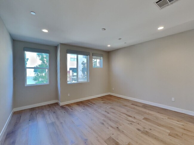 Building Photo - Prescott Townhouse 2/2.5 Available Now!