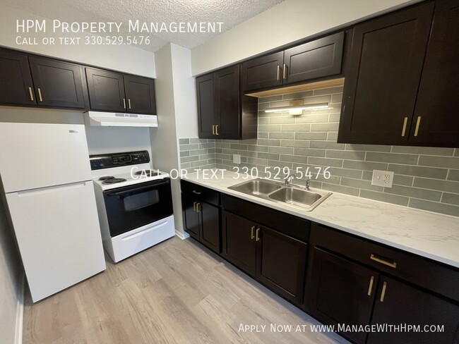 Building Photo - Renovated One Bedroom! Howe Ave!  First Mo...