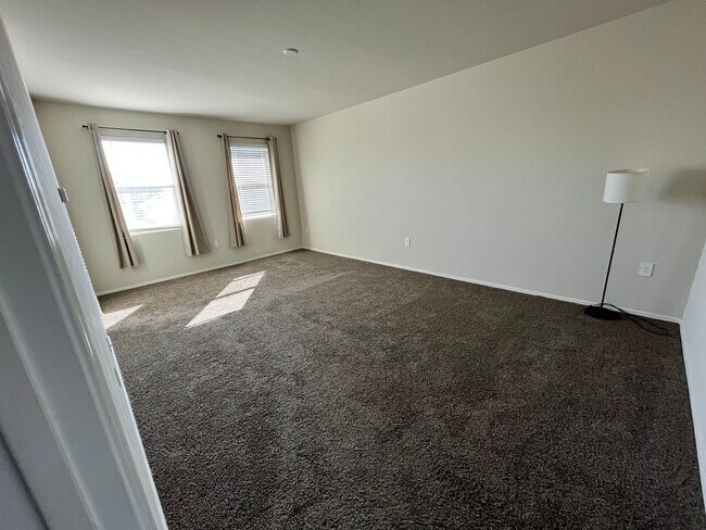 Building Photo - 4 Bedroom 2.5 Bathroom 2 Story Single Family Home