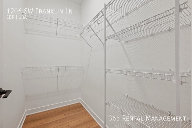 Building Photo - 1206 SW Franklin Ct