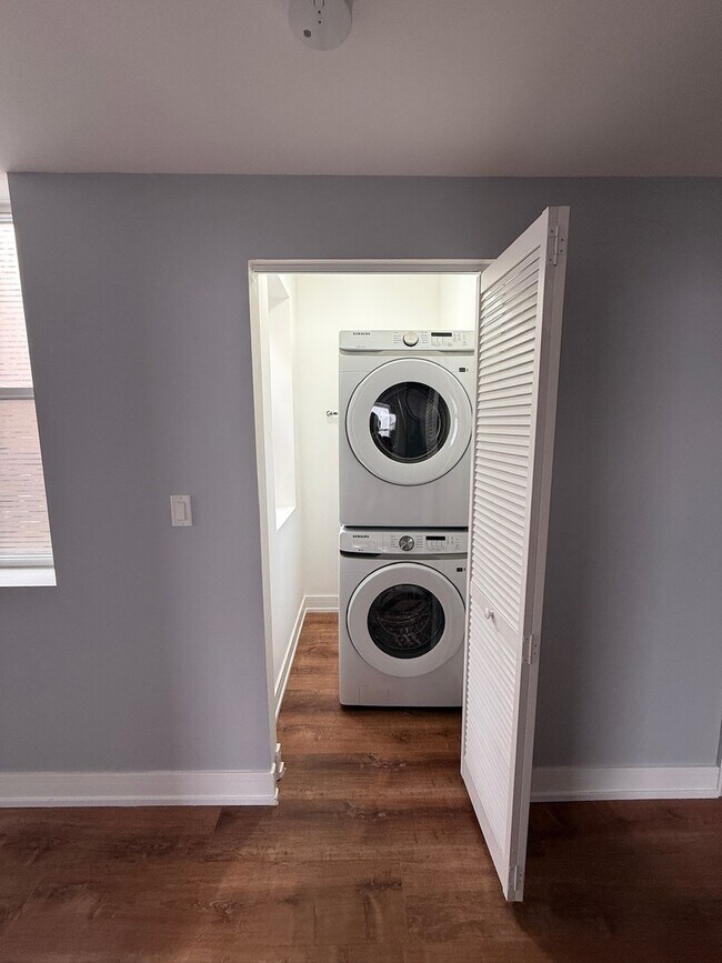 Building Photo - 4907 W Walton St