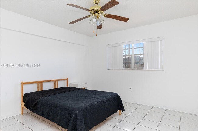 Building Photo - 1630 W 46th St