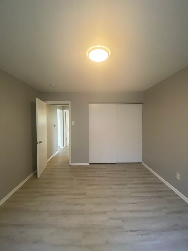 Building Photo - Renovated 2 Bed 1 Bath 1ST FLOOR!