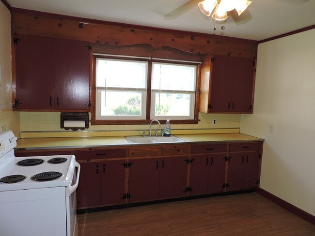 Building Photo - Email Linda@vacosold.com  or Call Office 8...