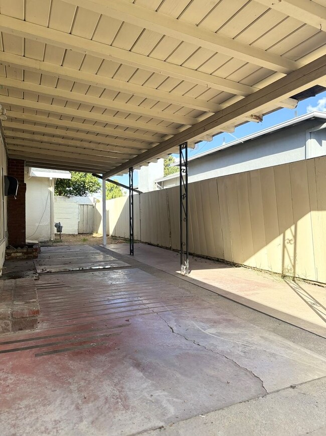 Building Photo - Spacious 2/2 home near shopping