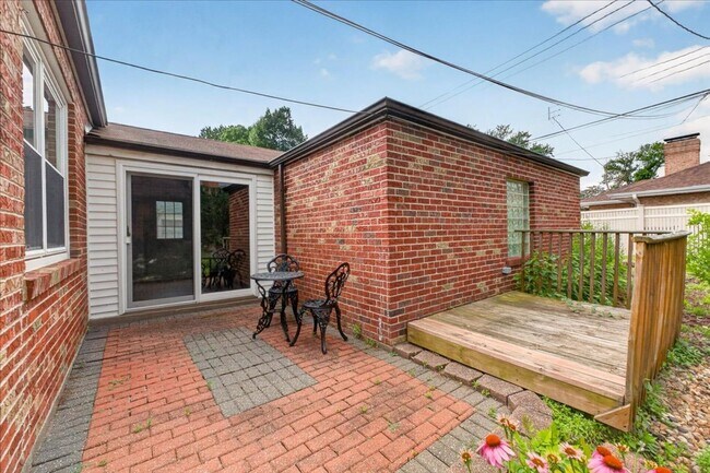 Building Photo - 5907-5909-5909 Jamieson Ave