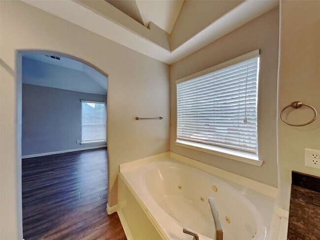 Building Photo - 18007 Oakloch Ct