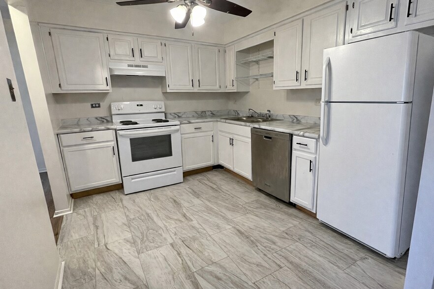 Building Photo - 103 W Elk Trl