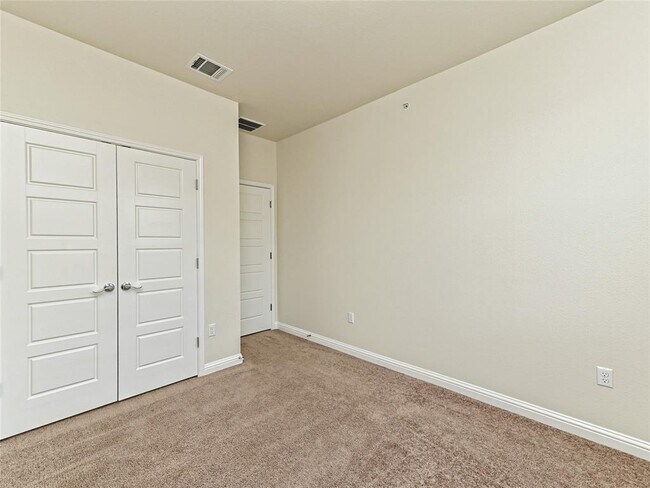 Building Photo - 6814 E Riverside Dr