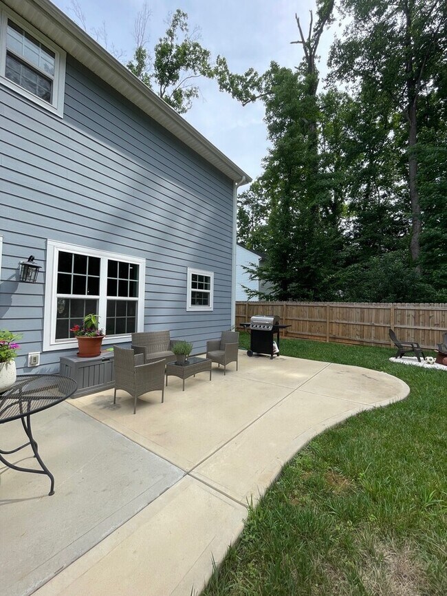 Building Photo - Beautifully Furnished 4-Bedroom Home with ...