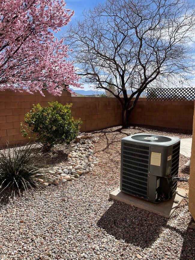 Building Photo - 2 bed 2.5 bath townhome located in a Gated...