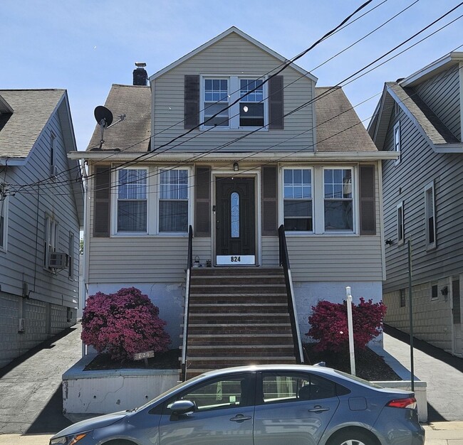 Building Photo - 824 Roosevelt Ave