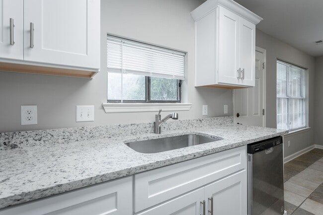 Building Photo - 2 Bedroom, 2 Bath townhome in East Brainerd!