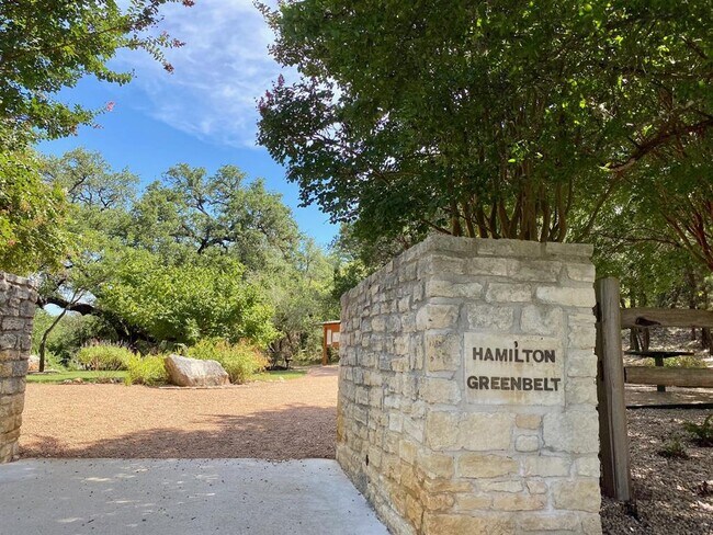 Building Photo - 10 Troon Dr