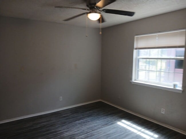 Building Photo - 3 Bedrooms, 1.5 Bathrooms, 1 Car Garage Ne...