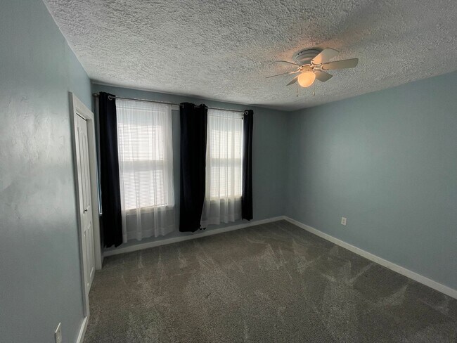 Building Photo - Charming 2BR Home with Large Yard & Porch in Mount Washington