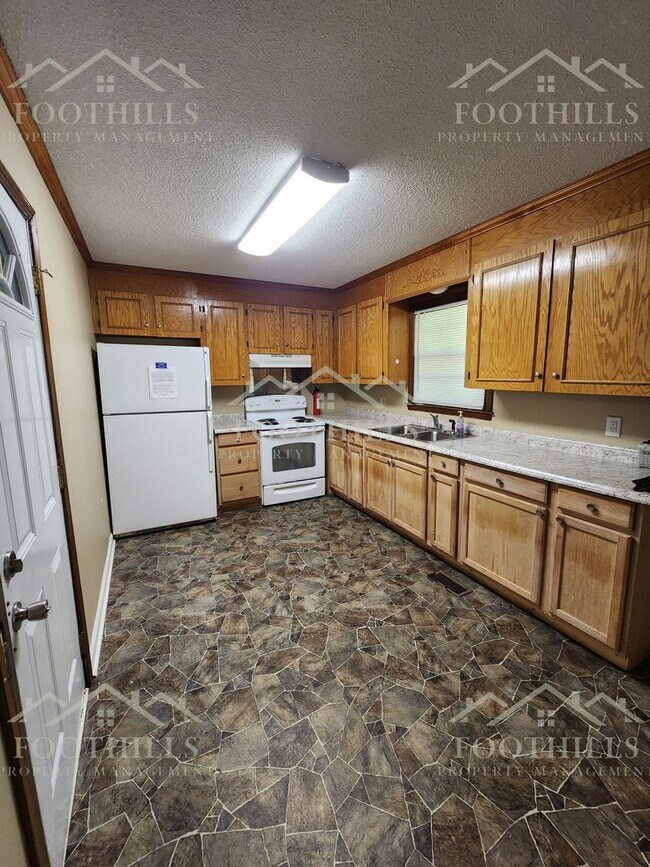 Building Photo - 205 Clarke Stream Dr