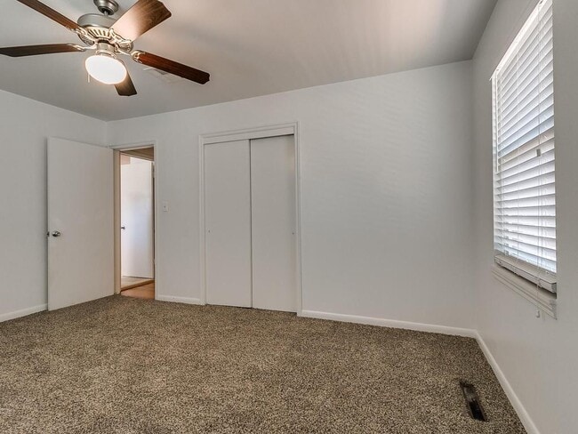 Building Photo - 2644 Lakeside Dr