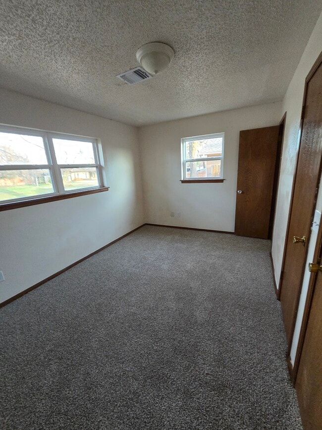 Building Photo - 700 Claremont Dr