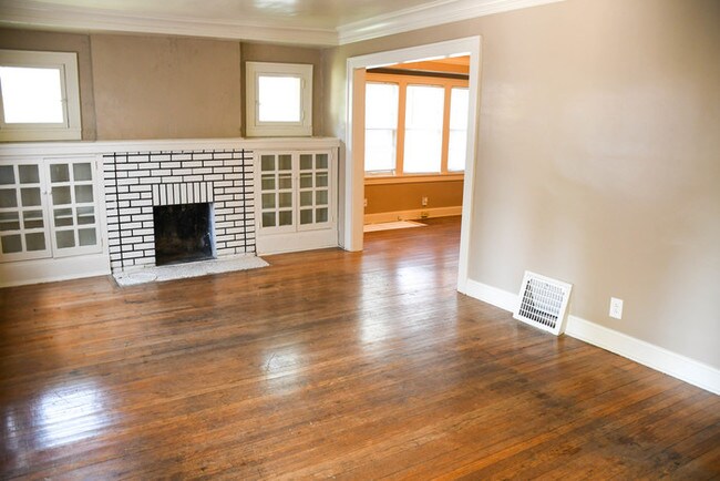 Building Photo - Stunning 3 Bed 1 Bath Home