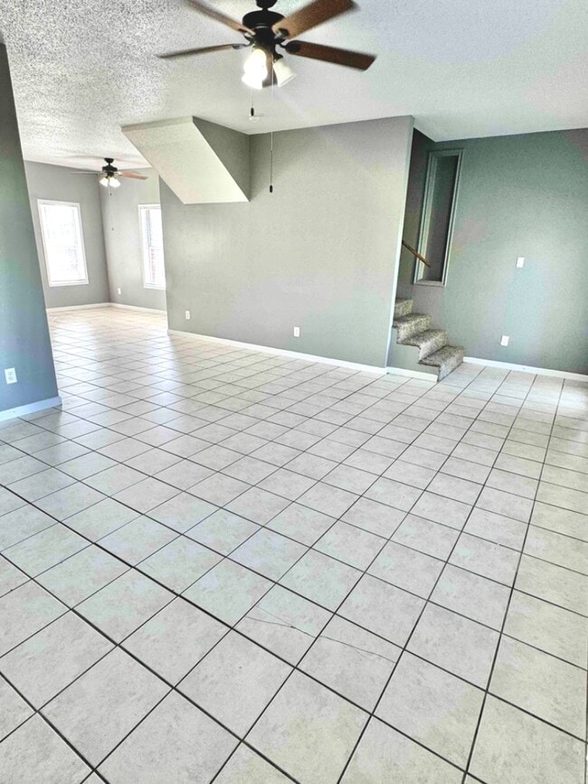 Building Photo - 446 W Parish Rd