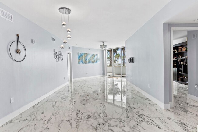 Building Photo - 2/2 in Marina Grande