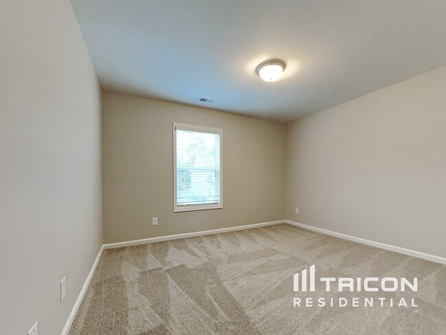 Building Photo - 451 Finch Ln