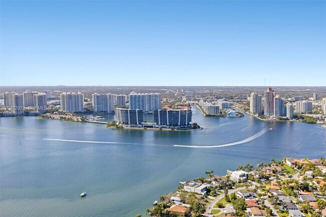 Building Photo - 18555 Collins Ave