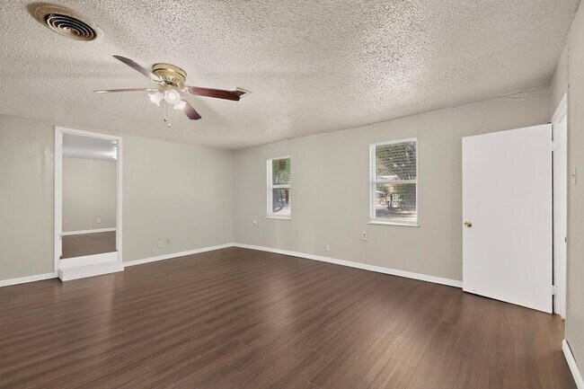 Building Photo - 937 Cleardale Dr