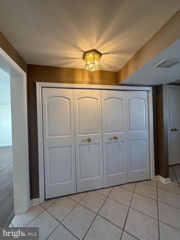 Building Photo - 240 Sweetbriar Cir