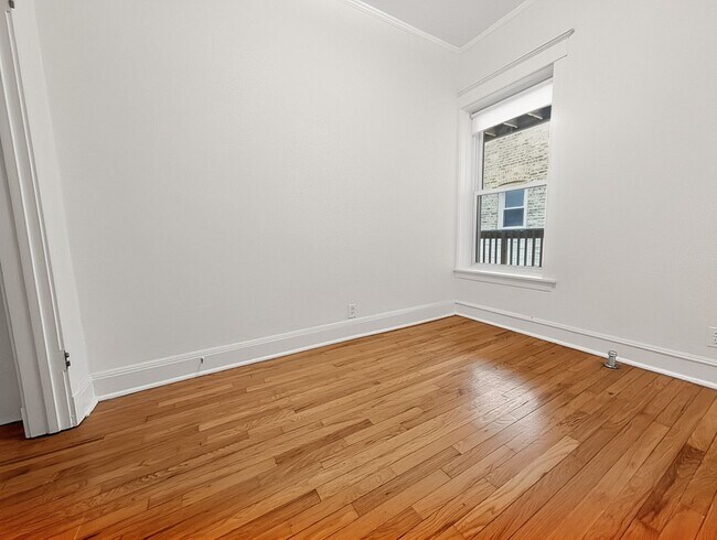 Building Photo - Large 3-bed/1-bath Apartment in the Heart of Rogers Park!