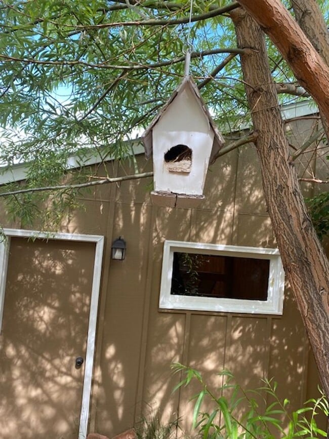 Building Photo - 2 bedroom, 1.5 bath Townhome  $1600/month