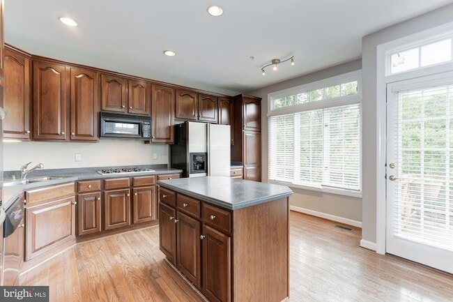 Building Photo - 286 Murtha St