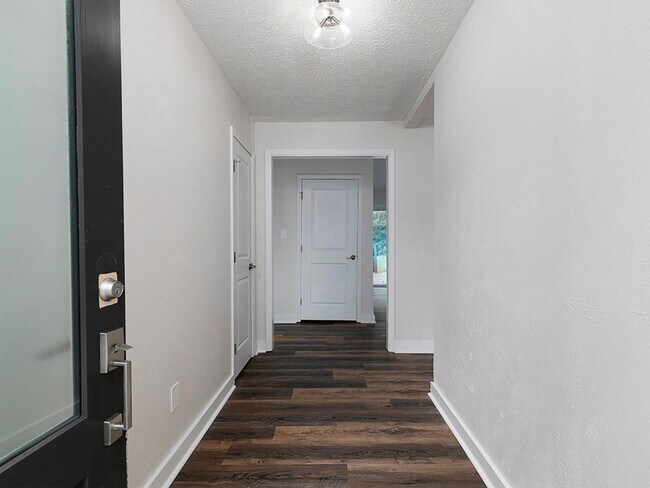 Building Photo - 2506 Kingsley Dr NE