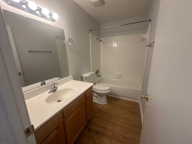 Building Photo - Pet Friendly 2 Bedroom, 1 Bath Duplex Located in the Center of Wilmington