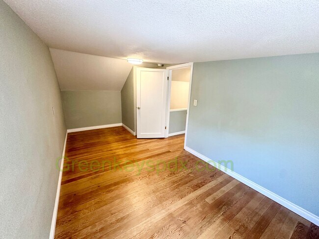 Building Photo - Huge 4 Bedroom 2 Bath House across from Rose City Golf Course