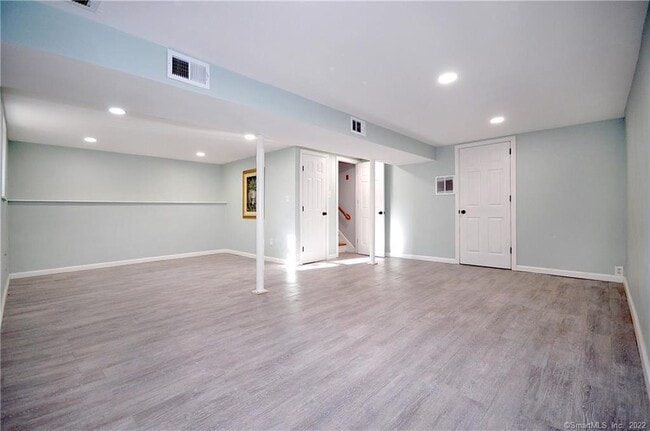 Building Photo - 44 Simsbury Manor Dr