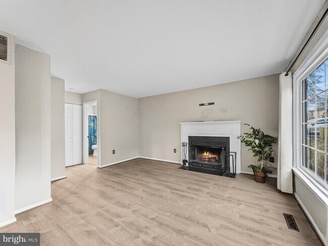 Building Photo - 6586 Hemlock Point Rd