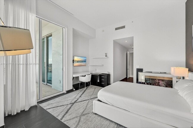 Building Photo - 900 Brickell Key Blvd