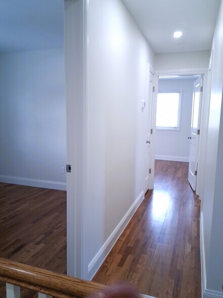 Building Photo - 34 Old East Neck Rd