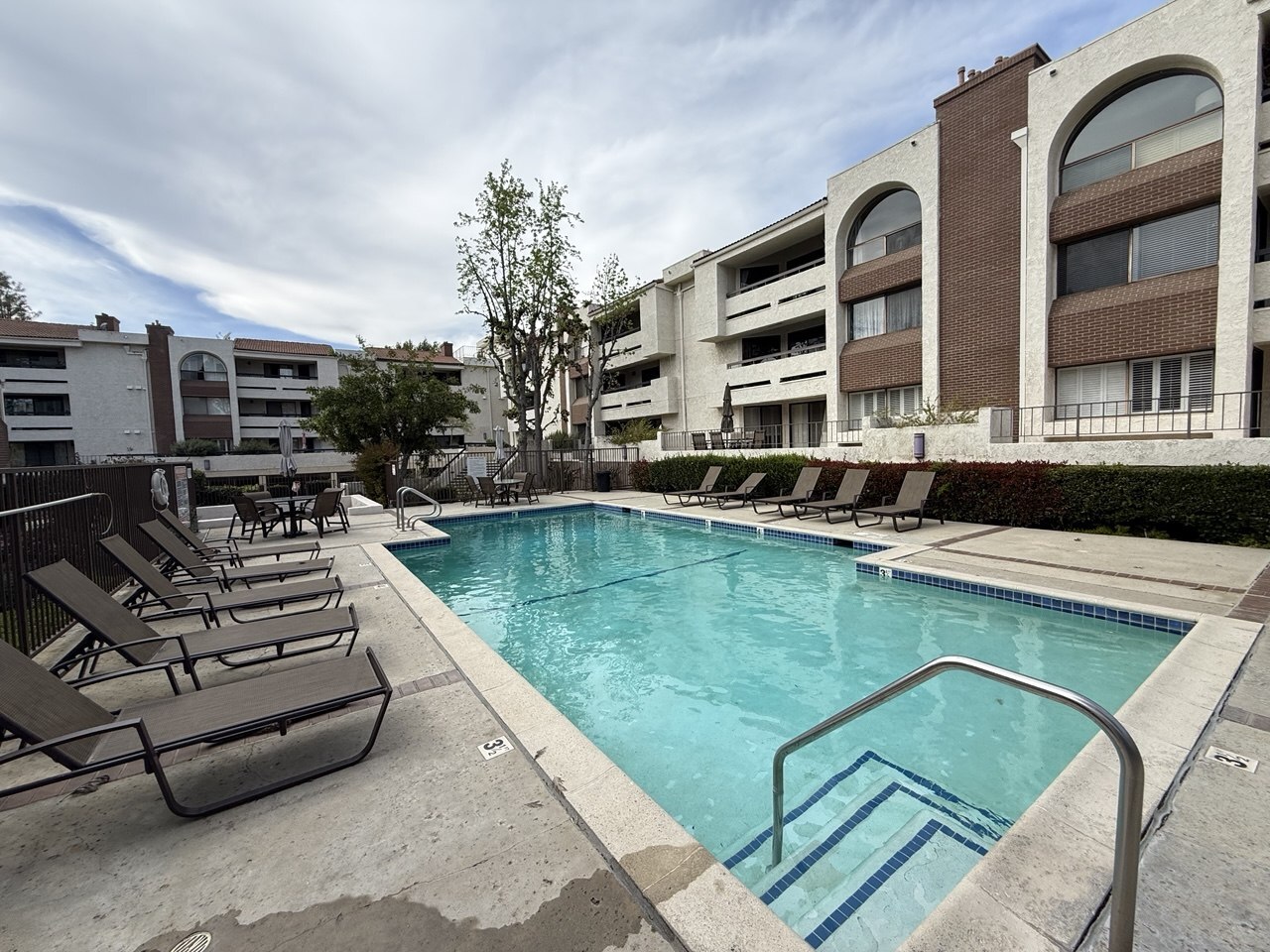 Building Photo - 21620 Burbank Blvd