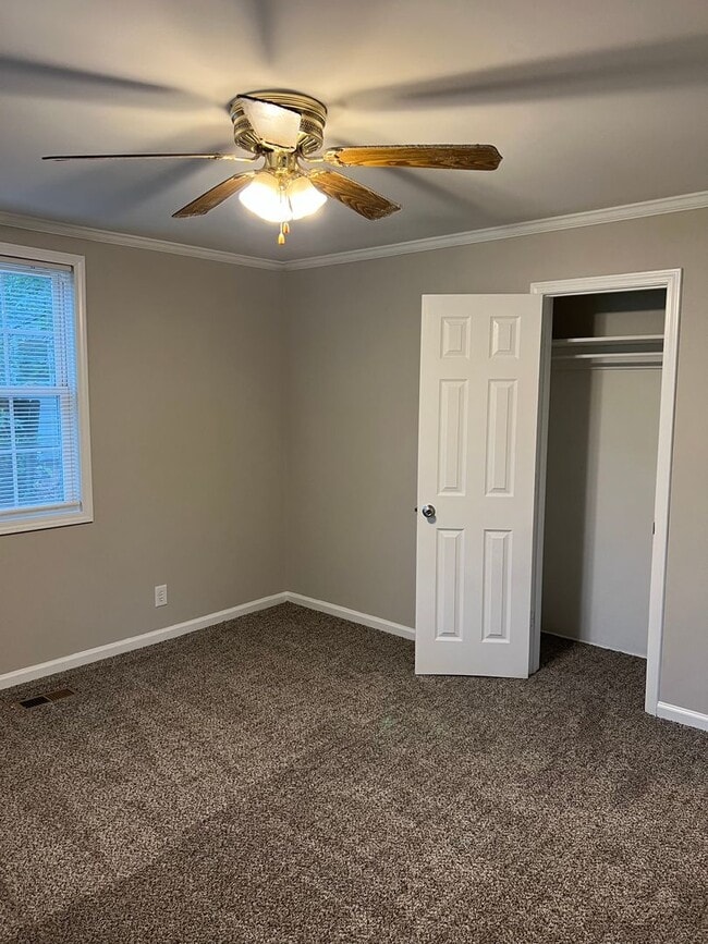 Building Photo - Nice single family three bedroom house wit...