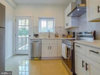 Building Photo - 913 S Yewdall St