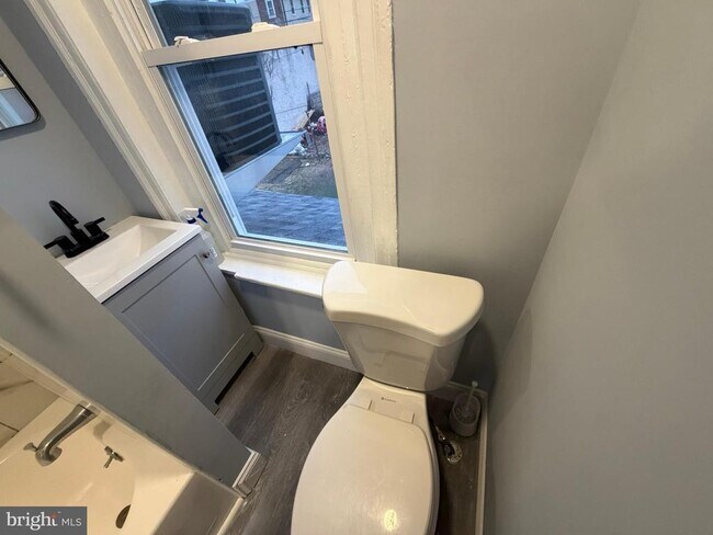 Building Photo - 363 E Airy St