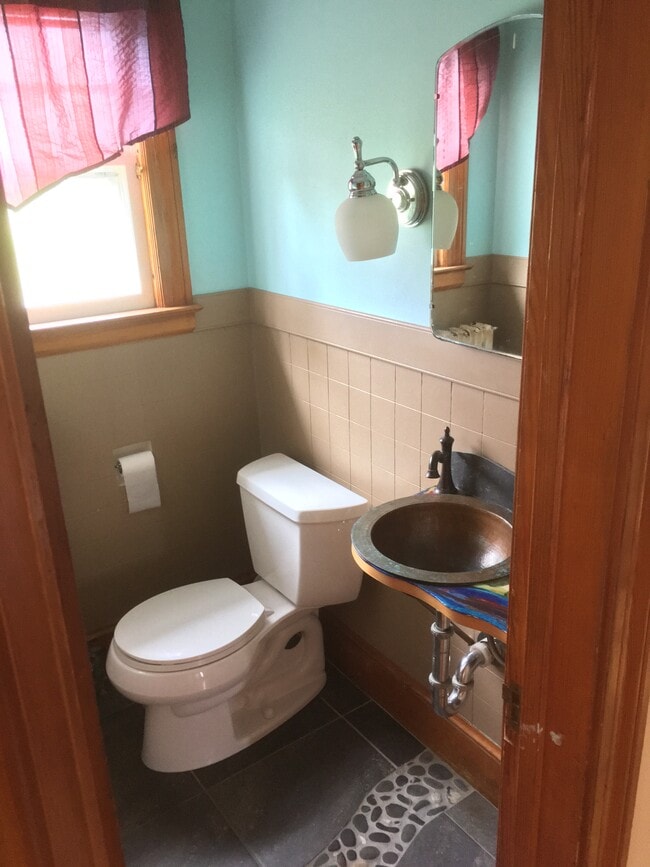 Building Photo - 750 Gilead St