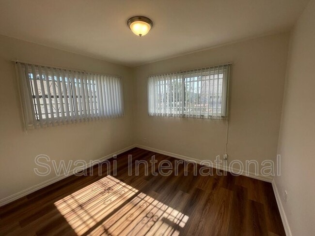 Building Photo - 724 W 80th St