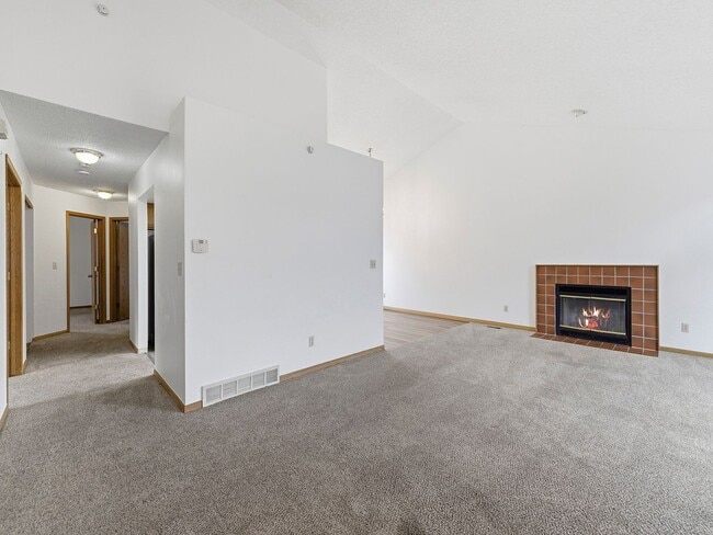 Building Photo - Bright & Spacious 3 Bed Home with Vaulted Ceilings & Fenced Yard AVAILABLE NOW!